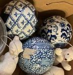 3 drie decoratieve zware blauw witte ballen, mooi voor kerst, Diversen, Kerst, Ophalen of Verzenden