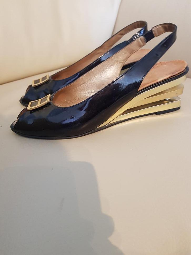 Te koop prachtige lak lederen schoenen mt 39 chique goud hak, Kleding | Dames, Schoenen, Zo goed als nieuw, Zwart, Ophalen of Verzenden