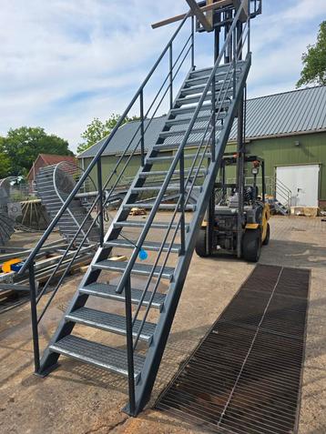 Stalen trap antraciet. Hoog 3,65 mtr. Nob067 beschikbaar voor biedingen