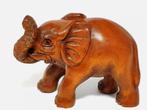 Houten Netsuke van een olifant met slurf omhoog, Antiek en Kunst, Ophalen of Verzenden