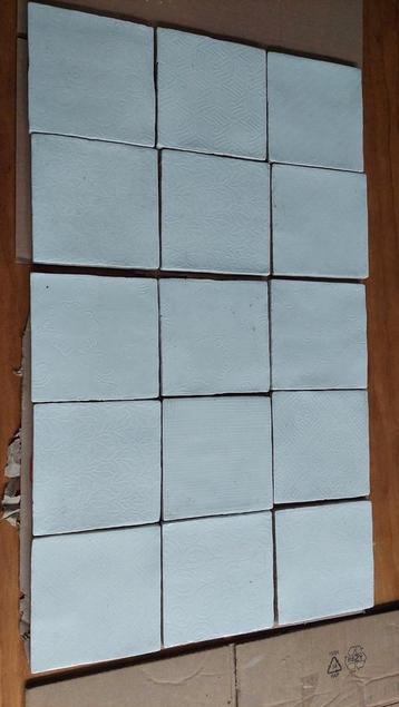 15 witte wandtegels met een patroontje. 13x13 cm beschikbaar voor biedingen