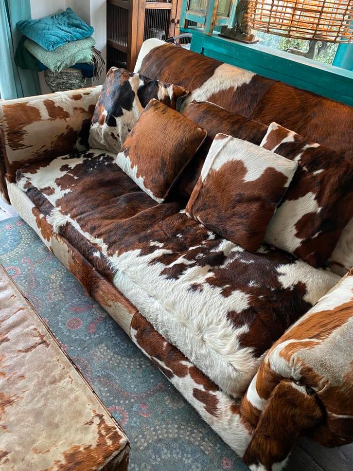 Unieke echte koeienhuid bank en grote lounge hocker, Huis en Inrichting, Banken | Sofa's en Chaises Longues, Gebruikt, Driepersoons