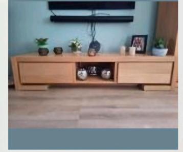 Eiken tv kast zeer mooi. beschikbaar voor biedingen