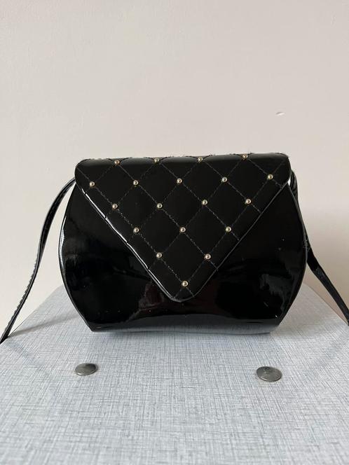Zwart lakleren tasje met stiksels en studs, 18x14x5cm. 80s, Sieraden, Tassen en Uiterlijk, Tassen | Schoudertassen, Gebruikt, Overige merken