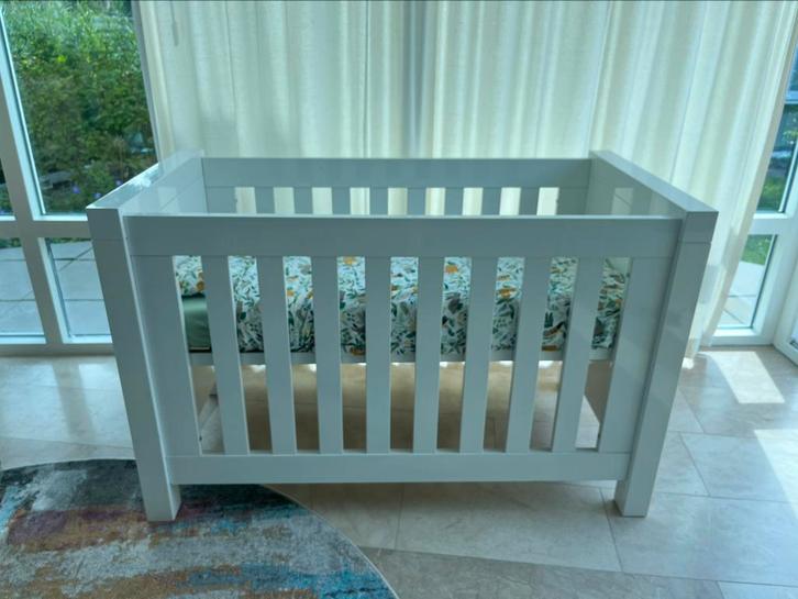 Ledikant Interbaby hoogglans wit met matras, Kinderen en Baby's, Babywiegjes en Ledikanten, Gebruikt, Ledikant, Ophalen