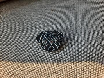 1 leuke pin van een zwart mopshondje te koop beschikbaar voor biedingen