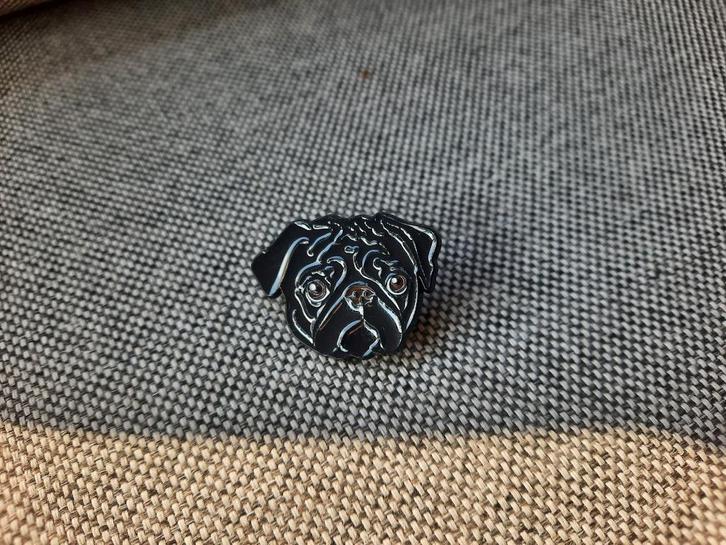 1 leuke pin van een zwart mopshondje te koop, Verzamelen, Speldjes, Pins en Buttons, Nieuw, Speldje of Pin, Dier of Natuur, Ophalen of Verzenden
