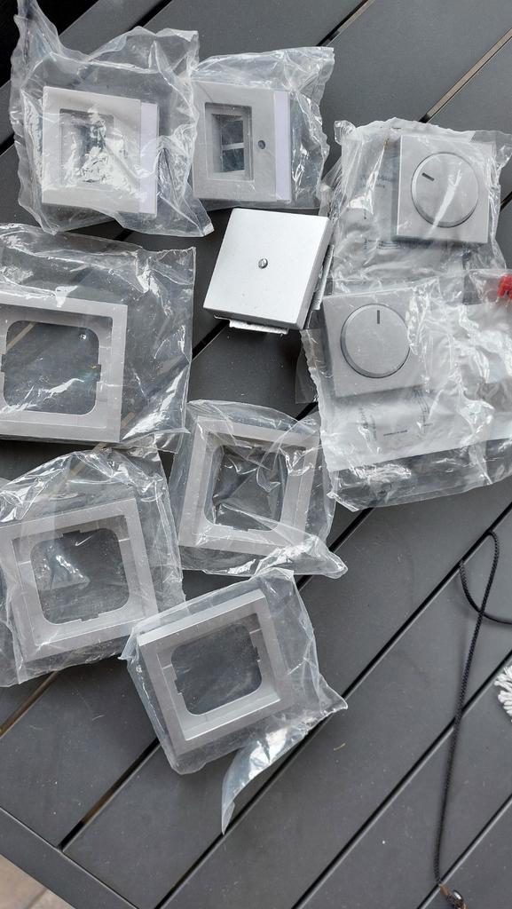 Busch-Jaeger toebehoren schakelmateriaal, Doe-het-zelf en Verbouw, Elektra en Kabels, Nieuw, Overige typen, Ophalen of Verzenden