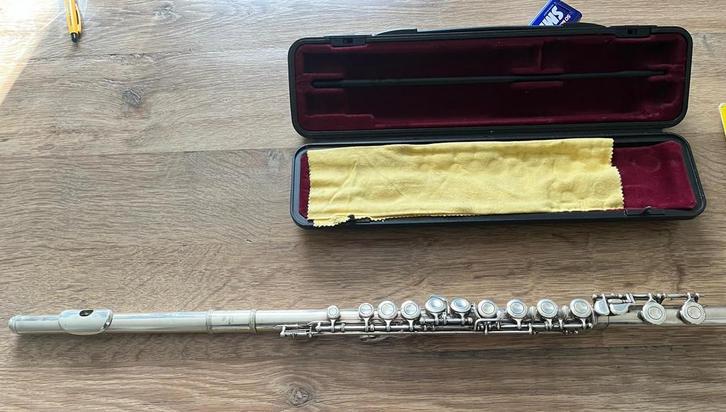 Dwarsfluit inclusief standaard en lesboek, Muziek en Instrumenten, Blaasinstrumenten | Dwarsfluiten en Piccolo's, Gebruikt, Dwarsfluit