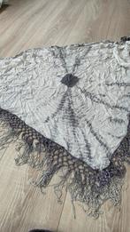 Batik  sjaal NIEUW. Omslagdoek. Silver grijs met warm wit, Kleding | Dames, Nieuw, Ophalen of Verzenden, Sjaal