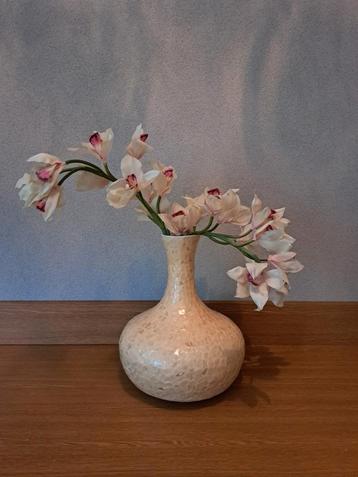 Prachtige vaas met kunstbloemen beschikbaar voor biedingen