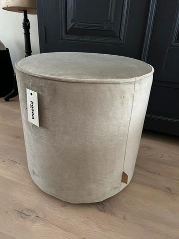 MOOIE VELVET POEF VAN HET MERK WOOD … beschikbaar voor biedingen