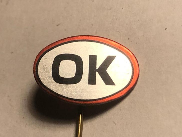 Metalen OK BRANDSTOFMERK Speld (Rood/Zwart/Aluminiumkleur)., Verzamelen, Speldjes, Pins en Buttons, Zo goed als nieuw, Speldje of Pin