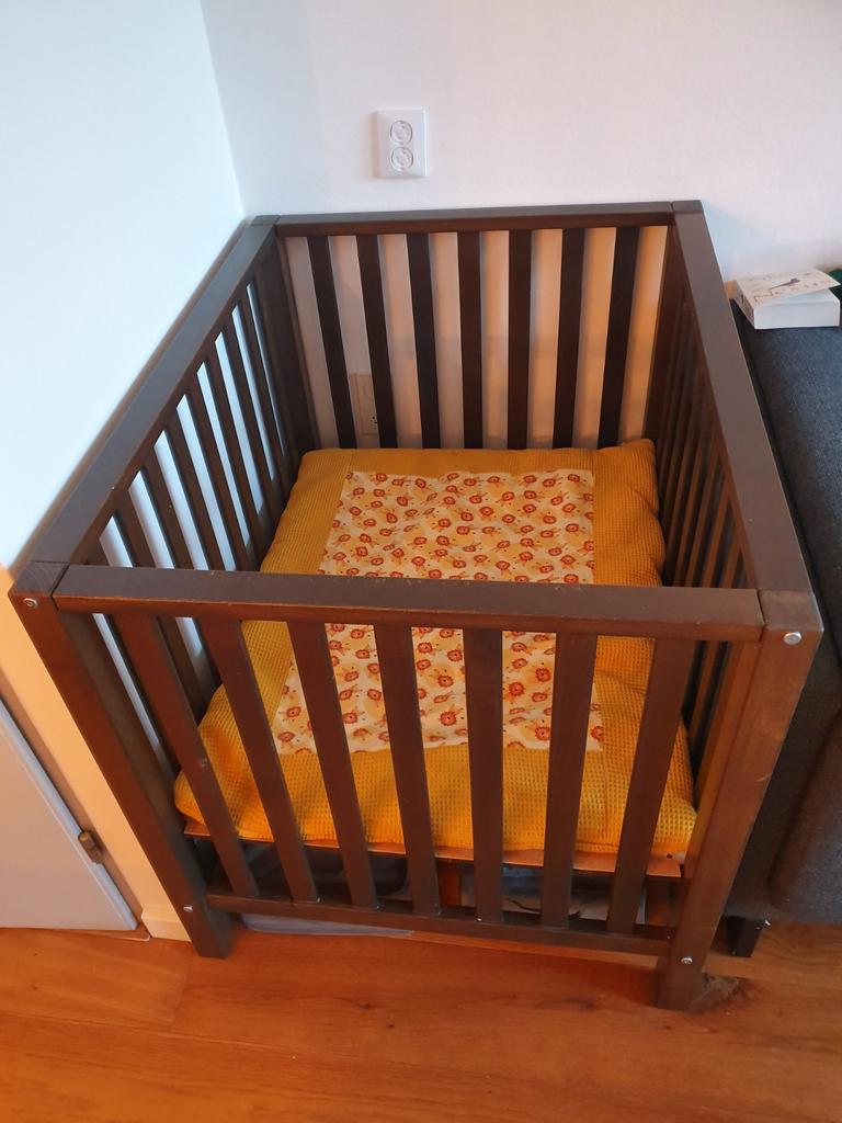 Donkerbruine houten babybox, Kinderen en Baby's, Boxen, Ophalen, Gebruikt, Vierkant, In hoogte verstelbaar
