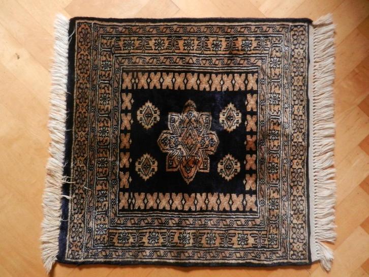 Mooi perzisch / oosters / turks tapijt / kleed zijde 63 x 62, Huis en Inrichting, Stoffering | Tapijten en Kleden, Zo goed als nieuw