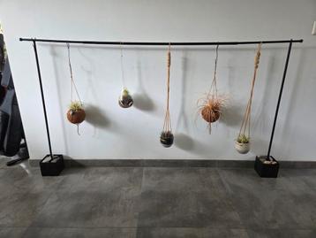 Tafel decoratie met potjes en plantjes beschikbaar voor biedingen
