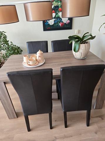 Eethoek: Tafel + 4 Stoelen (Weinig Gebruikt) beschikbaar voor biedingen