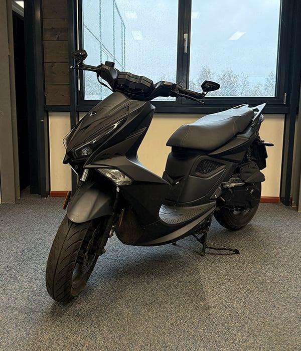 Kymco New Super 8 Matzwart 2023, Fietsen en Brommers, Scooters | Kymco, Gebruikt, Overige modellen, Maximaal 45 km/u, Benzine