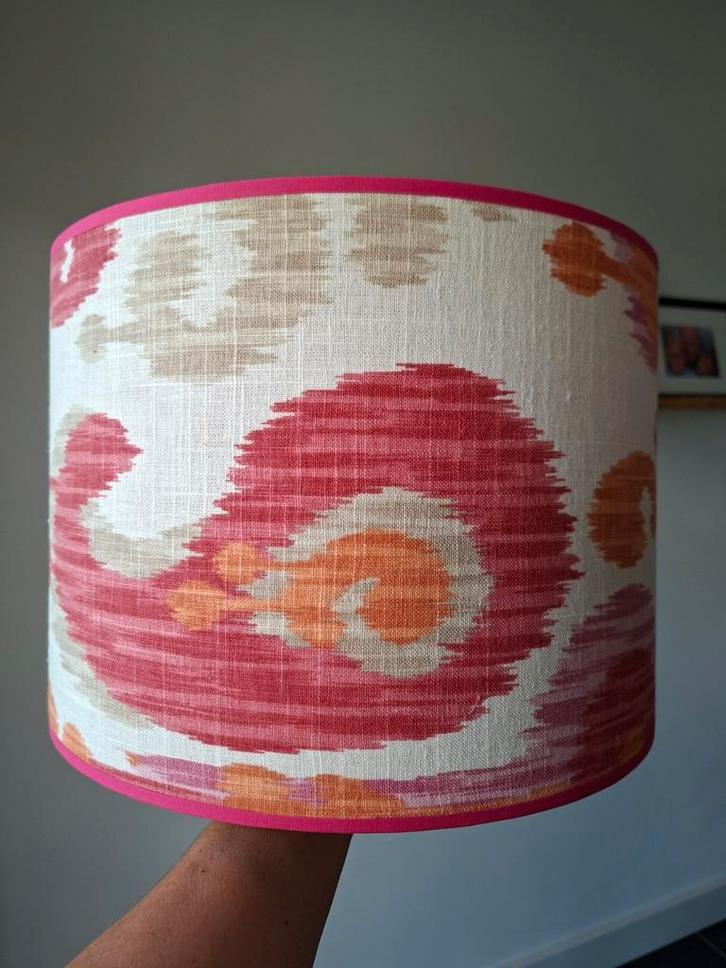 Handgemaakte lampenkap ikat roze/oranje 35 cm, Huis en Inrichting, Lampen | Lampenkappen, Ophalen of Verzenden