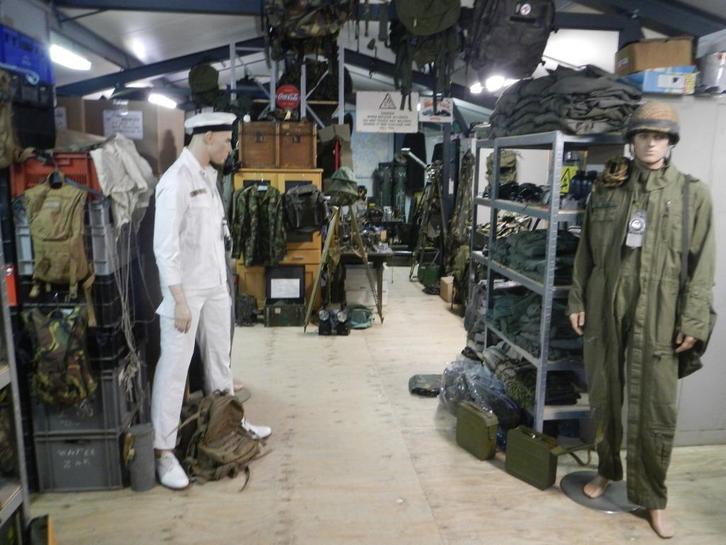 Verzameling leger spullen grote partijen en losse verkoop, Verzamelen, Militaria | Algemeen, Landmacht, Kleding of Schoenen, Nederland