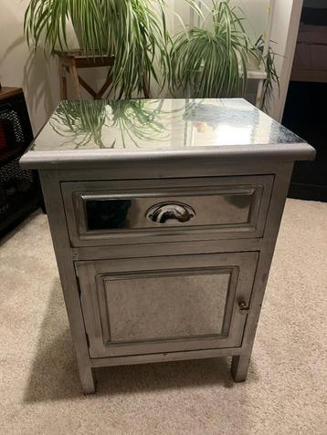 Nachtkastje met lade en spiegelende/zilverkleur oppervlakten beschikbaar voor biedingen