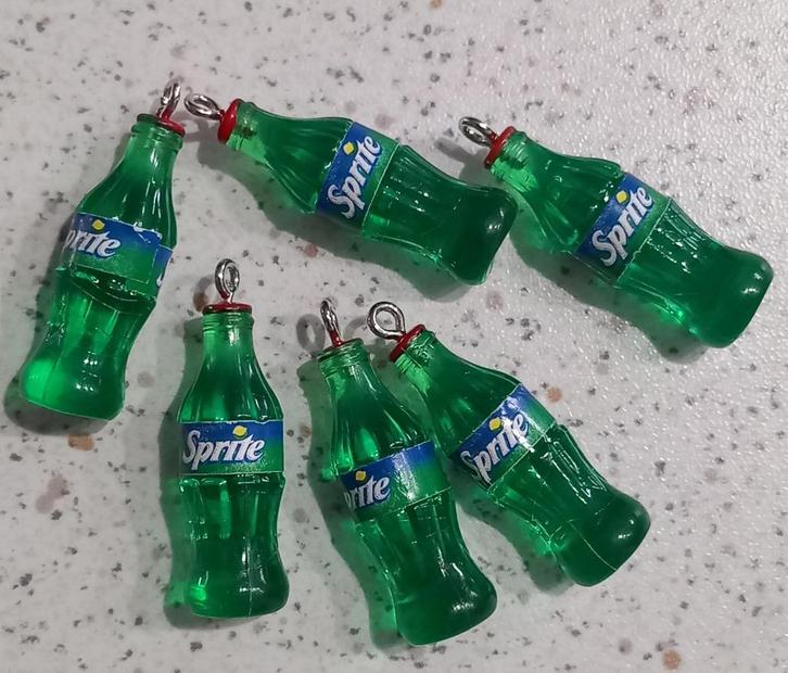 Sprite flesje bedel "nieuw", Hobby en Vrije tijd, Kralen en Sieraden maken, Nieuw, Bedel, Ophalen of Verzenden