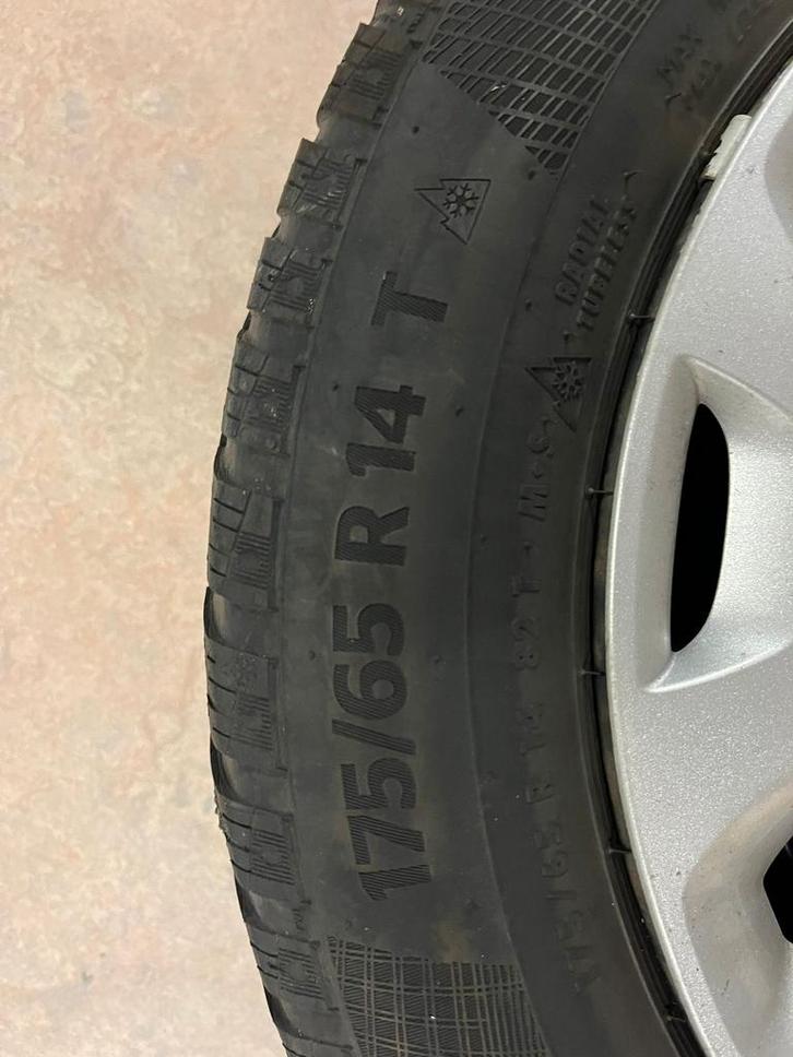 Complete set winterbanden met Ford wieldoppen, Auto diversen, Wieldoppen, Ophalen