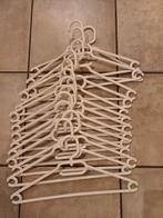15 Witte Kunststof Kledinghangers - Eén Koop, Ophalen of Verzenden, Zo goed als nieuw, Kunststof, Volwassenen