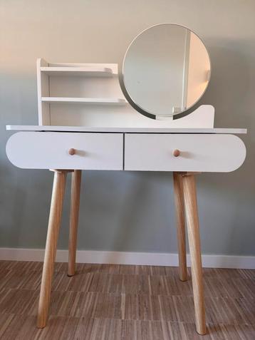 Kaptafel met spiegel, zo goed als nieuw.  beschikbaar voor biedingen