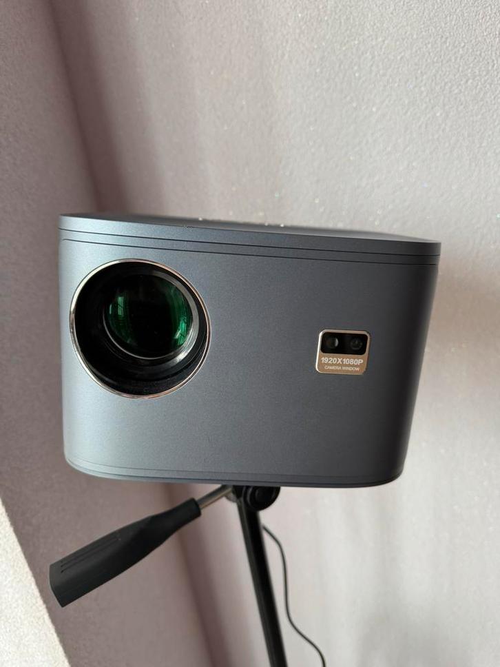 Beamer/projector 1920x1080p met stand en speaker box, Audio, Tv en Foto, Beamers, Zo goed als nieuw, LED, Ophalen of Verzenden