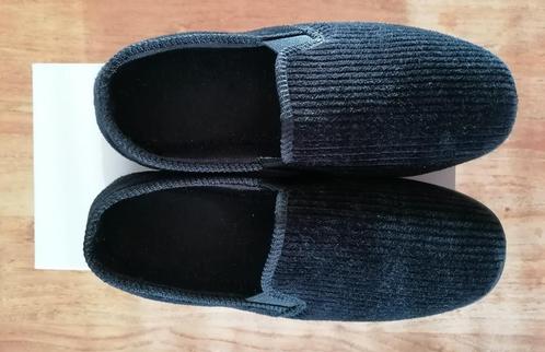 Nagenoeg nieuwe blauwe herenpantoffel harde zool maat 43, Kleding | Heren, Schoenen, Zo goed als nieuw, Pantoffels of Sloffen