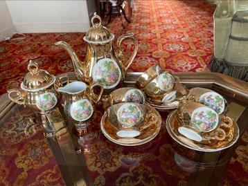 Romantisch Goudkleurig theeservies beschikbaar voor biedingen