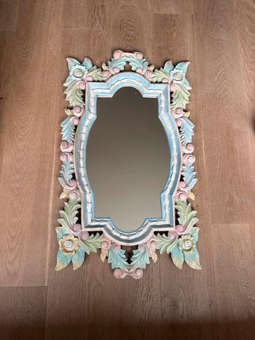 Brocante Spiegel met houtsnijwerk omlijsting beschikbaar voor biedingen