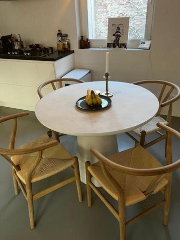 Eetkamertafel beschikbaar voor biedingen