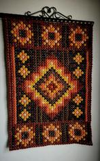 Vintage gehaakt wandkleed met metalen ophangstang – jaren 70, Ophalen of Verzenden