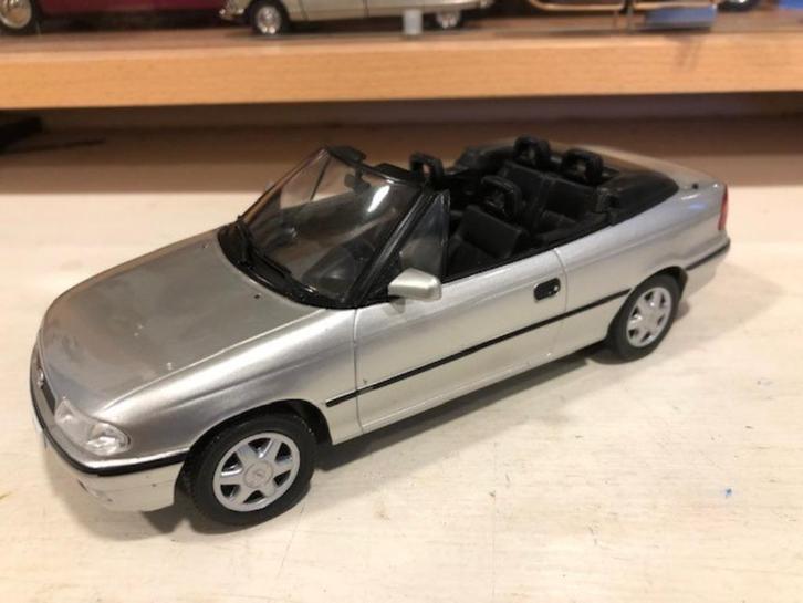 1:24 Opel Astra Cabrio 1994 Hachette Grijs met., Hobby en Vrije tijd, Modelauto's | 1:24, Gebruikt, Auto, Overige merken, Ophalen of Verzenden