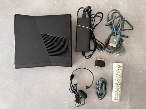 Xbox 360 met accessoires – defect (E82-melding), Spelcomputers en Games, Spelcomputers | Xbox 360, Niet werkend, 250 GB, 360 S