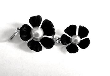 Prachtige grote bloemen hanger met f-parel beschikbaar voor biedingen