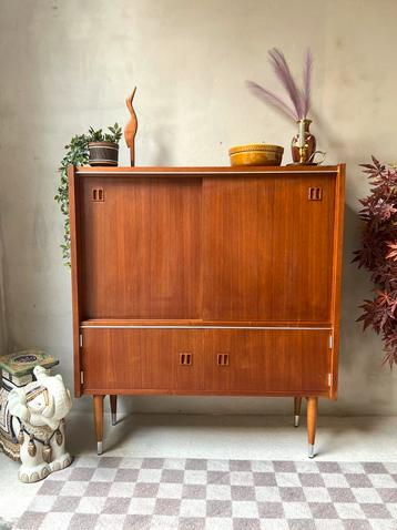 Vintage highboard gemaakt van teakfineer beschikbaar voor biedingen
