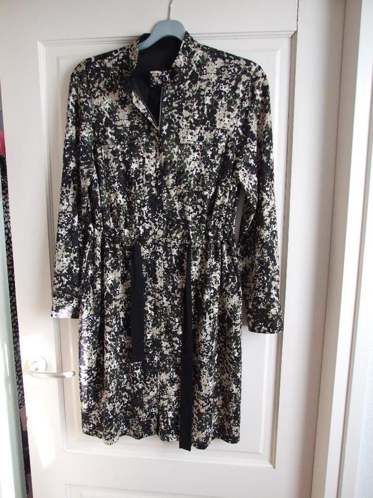 K-Disign zgan jurk maat 42 legergroen/beige, Kleding | Dames, Jurken, Zo goed als nieuw, Maat 42/44 (L), Overige kleuren, Knielengte