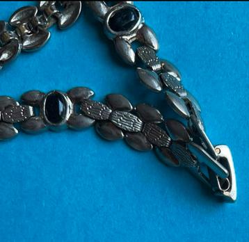 Vintage kinderarmbandje met zwarte steentjes beschikbaar voor biedingen