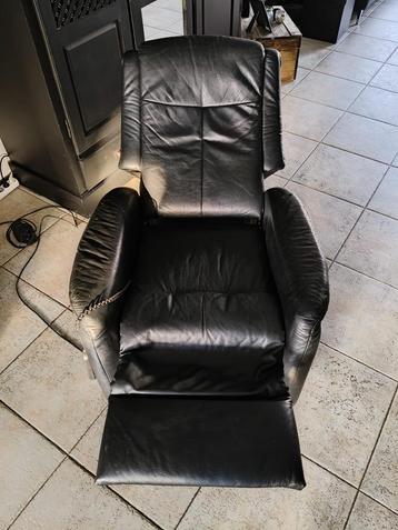 Nette zwart leren Sta-op/Relaxfauteuil beschikbaar voor biedingen