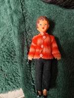 poppenhuis miniaturen ari popje handgebreide kleding 1, Ophalen of Verzenden, Zo goed als nieuw, Poppenhuis