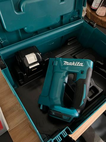 Makita DST 112 nietmachine met 18v accu