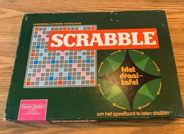 Scrabble met draaitafel beschikbaar voor biedingen