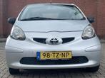 Toyota Aygo 1.0-12V|5DRS|NAP|APK|INRUILKOOPJE (bj 2007), Auto's, Origineel Nederlands, Te koop, Zilver of Grijs, Benzine