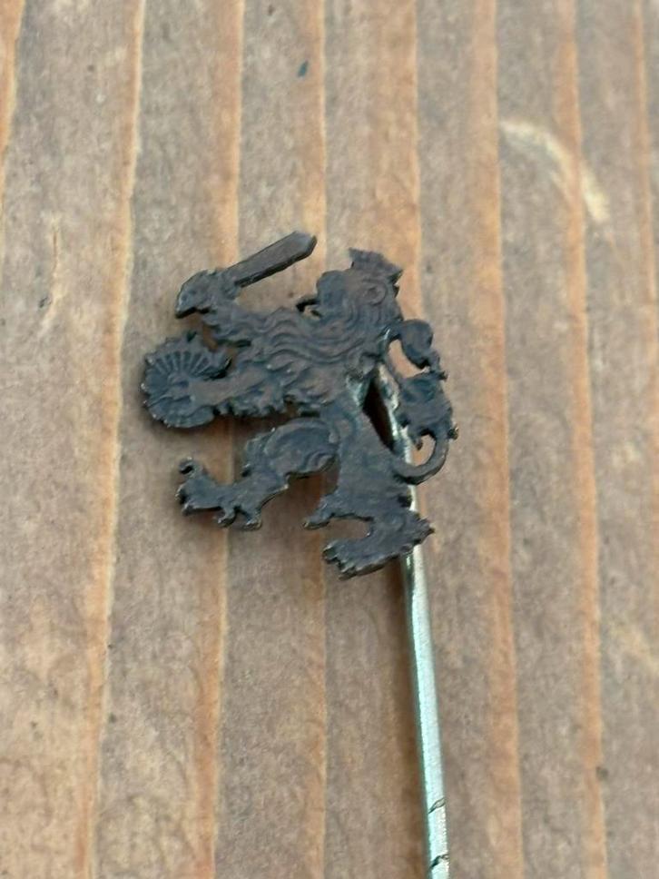 Speldje Stil Verzet Nederlandse Leeuw uitgezaagd uit munt, Verzamelen, Militaria | Tweede Wereldoorlog, Overige soorten, Embleem of Badge
