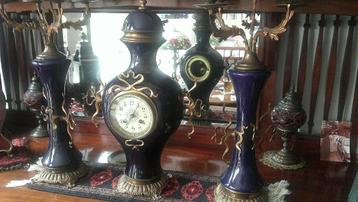 Mooie Vaaspendule met bijpassende grote kandelaars beschikbaar voor biedingen