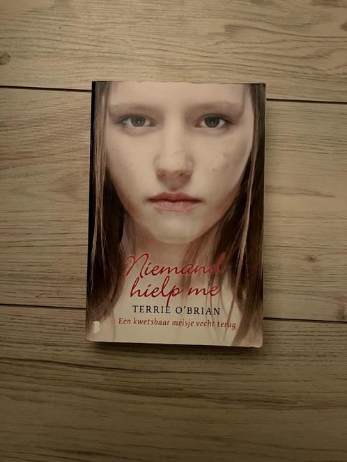 Niemand hielp me, Boeken, Overige Boeken, Gelezen, Ophalen of Verzenden
