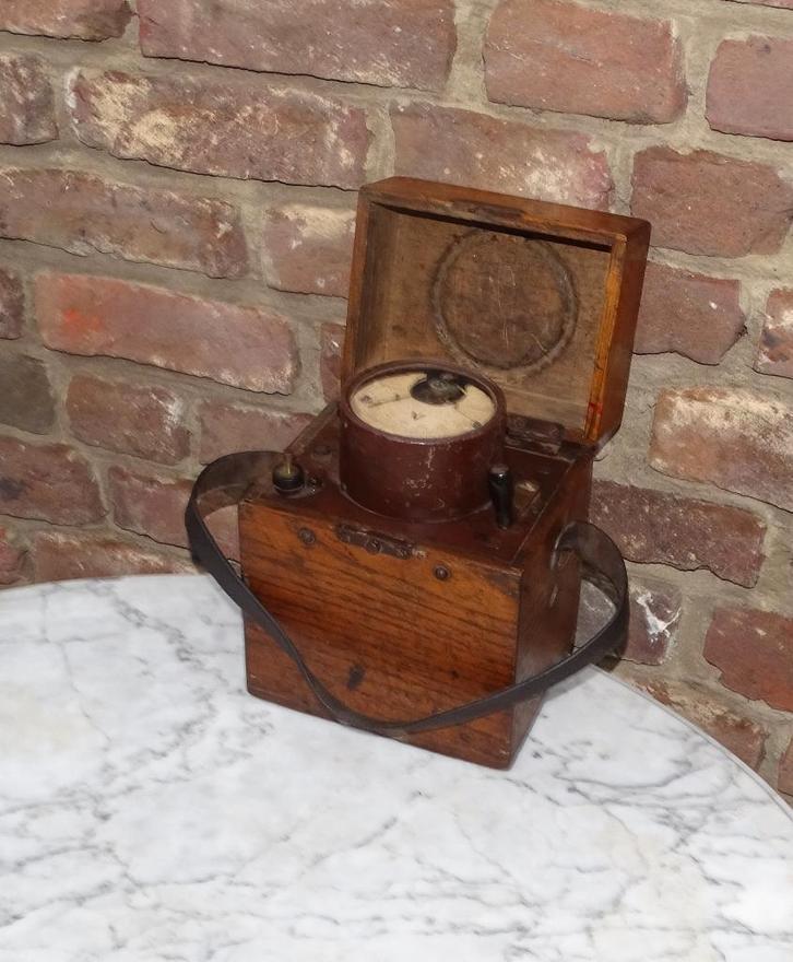 oude draagbare voltmeter in houten koffertje, Antiek en Kunst, Curiosa en Brocante, Ophalen